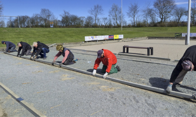 Fleißige Hände bringen das Boulodrom in Schuss